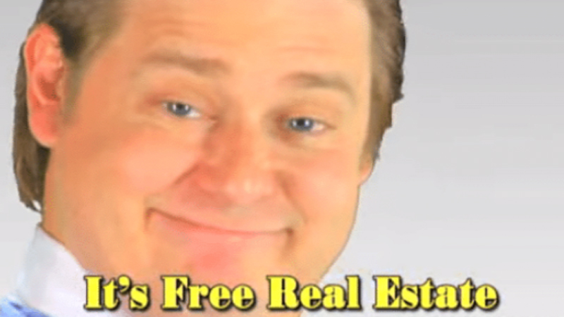 Personnage chuchotant : it's free real estate