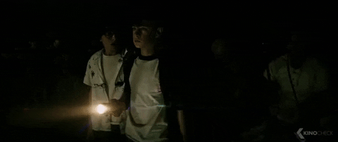 Personnes cherchant dans le noir avec une lampe torche