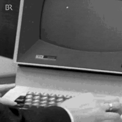 Vieil ordinateur en noir et blanc avec saisie au clavier